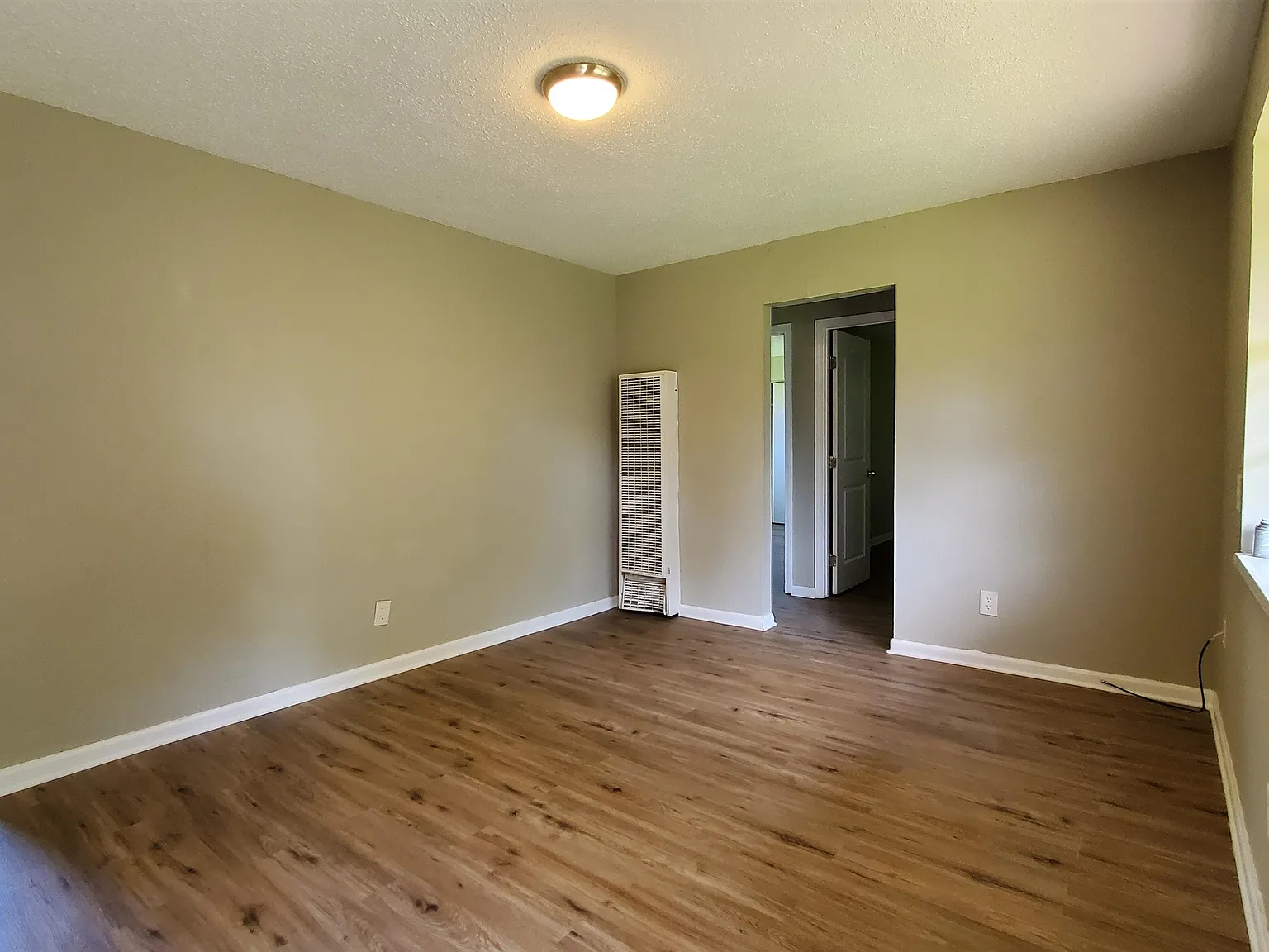 2 bed, 1.0 bath, 700 sqft, $675 — Photo 2