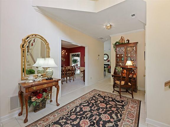 5th image of 525 Claridge Cir