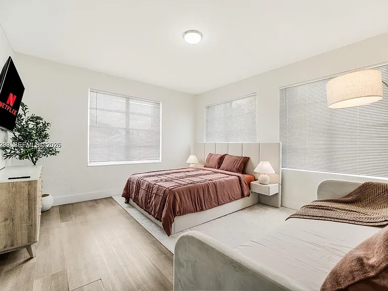 301 SW 10th Ave #7 — Photo 4