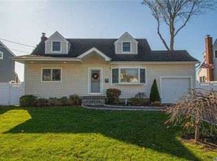 950 N Fulton Ave, Lindenhurst, NY 11757