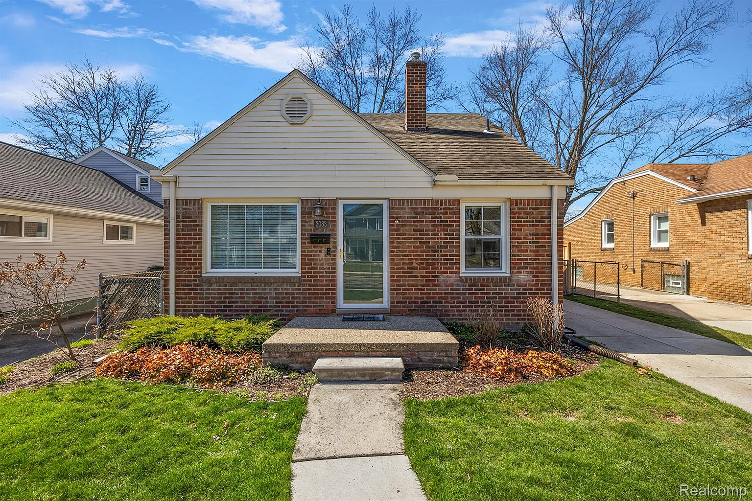 3083 Ellwood Ave photo 1