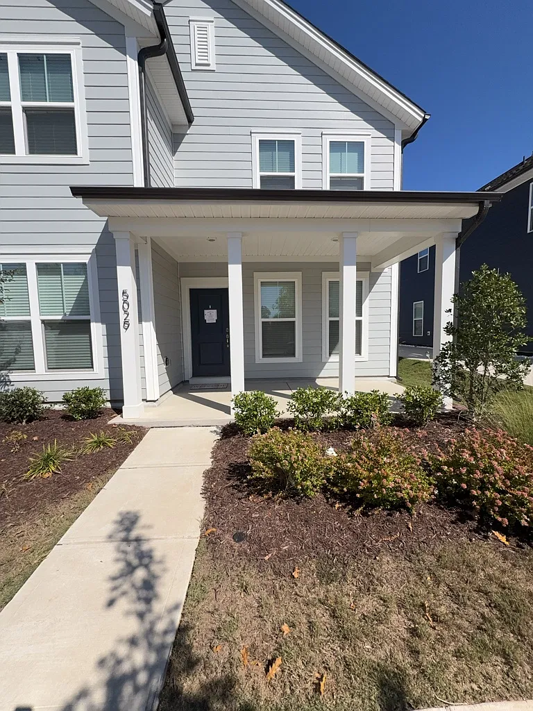 4 bed, 2518 sqft, $2,535 — Photo 2