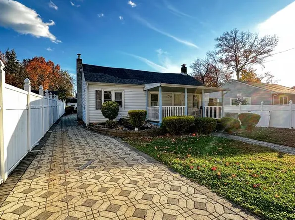 910 Magnolia Ave, Croydon, PA 19021