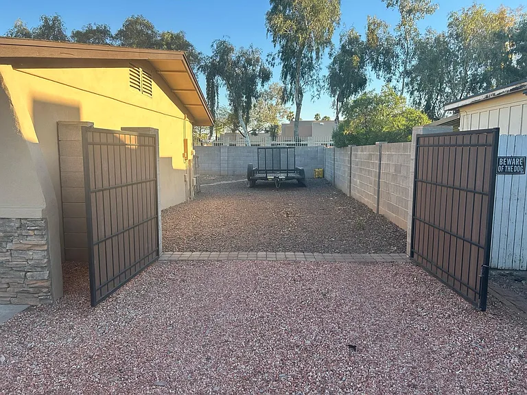 1989 E Dunbar Dr — Photo 2