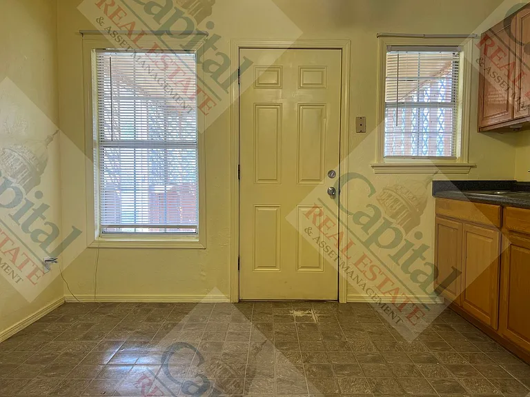 219 E Douglas Dr — Photo 5