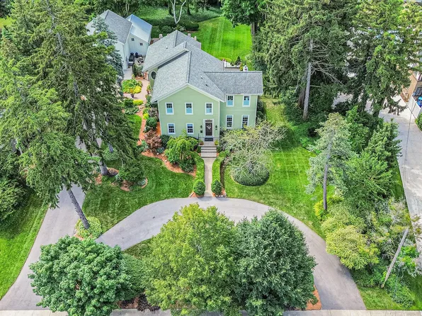 526 River St, Spring Lake, MI 49456