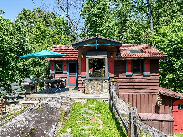 17 Hemlock Rdg — Photo 1
