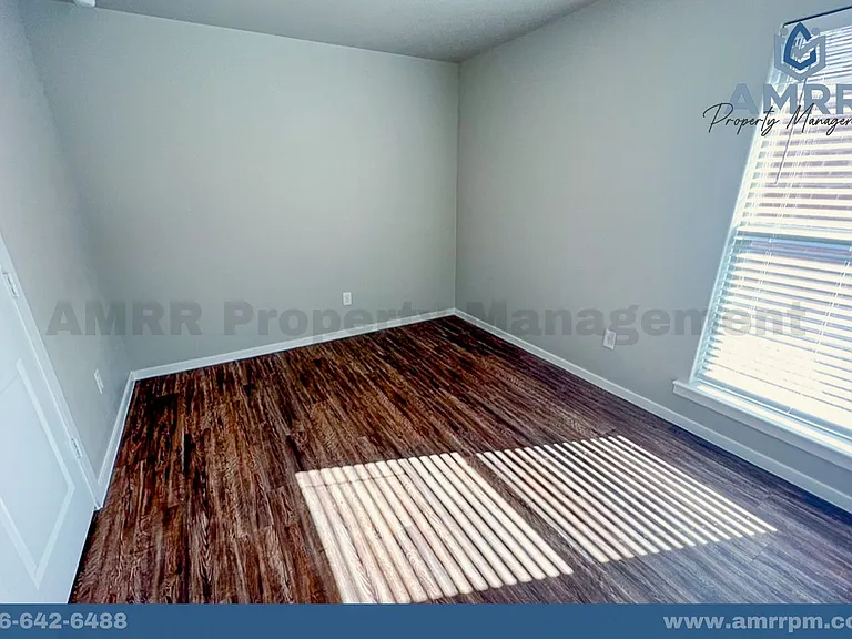 2029 Kenwood Ave — Photo 7
