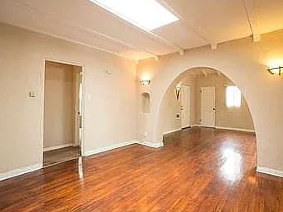 3rd image of 2307 W 74th St