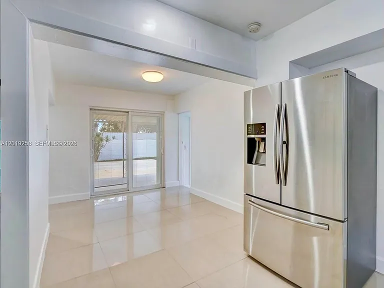 9494 SW 39th St — Photo 2