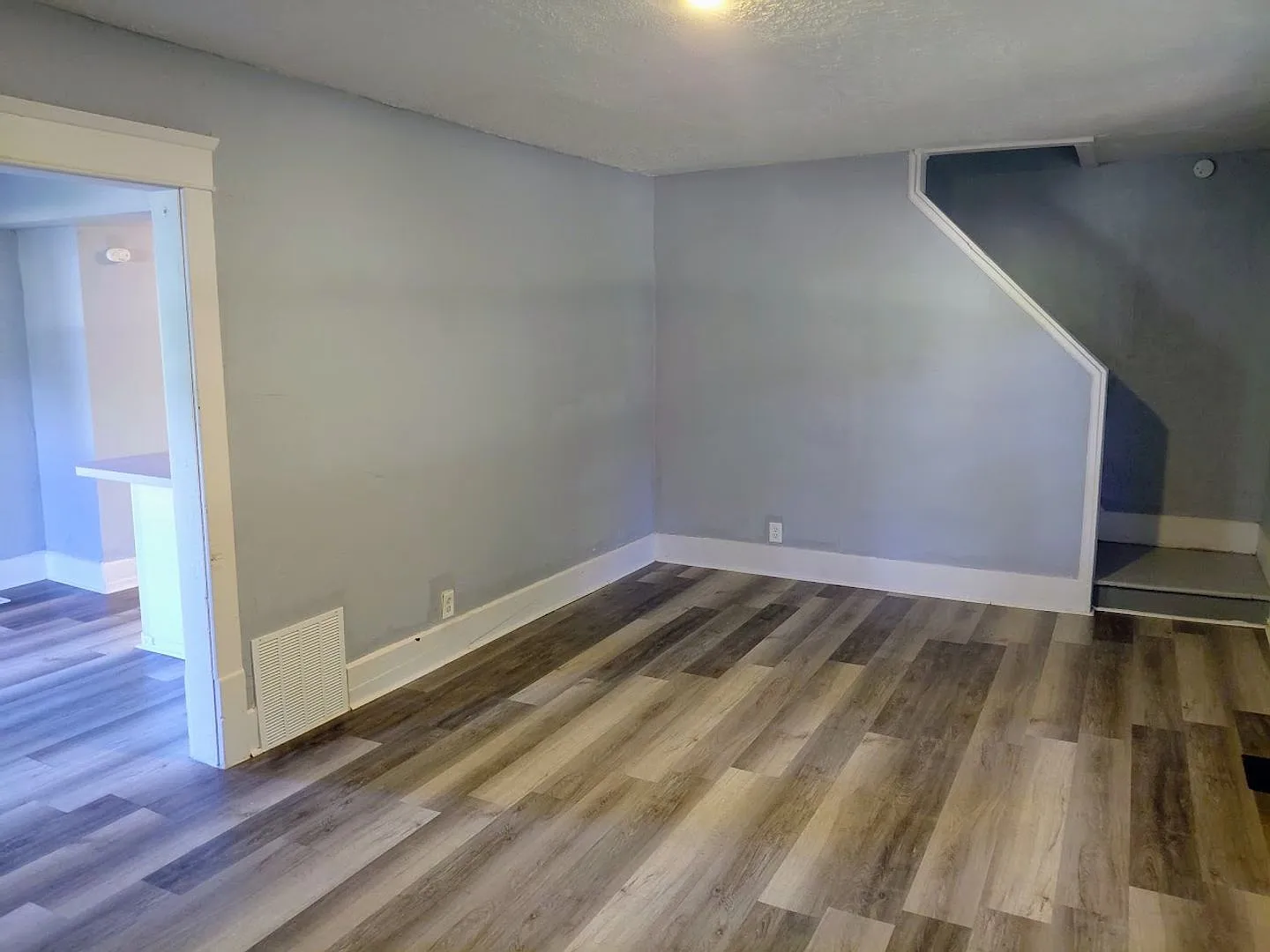 Three-bedroom one bathroom home for rent — Photo 3