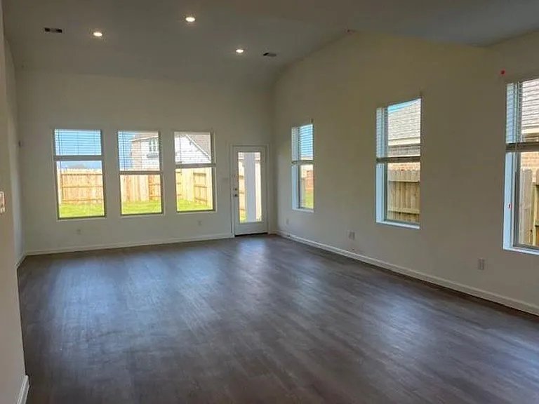 3004 Avalos Dr — Photo 2