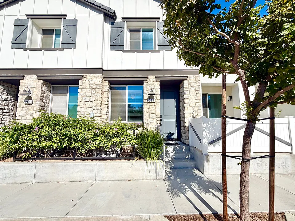 41974 Emelia St #202