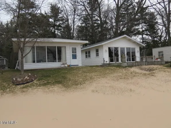 1931 N Shore Dr, Mears, MI 49436