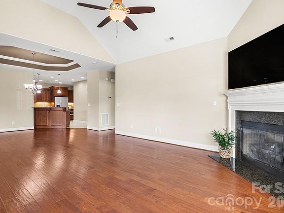 5th image of 8379 Glacier Dr