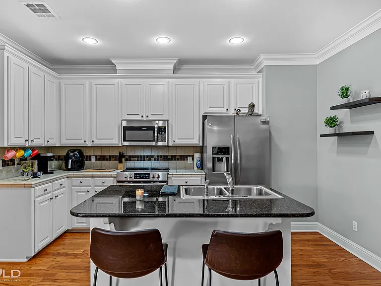 8915 Glenmora Dr — Photo 8