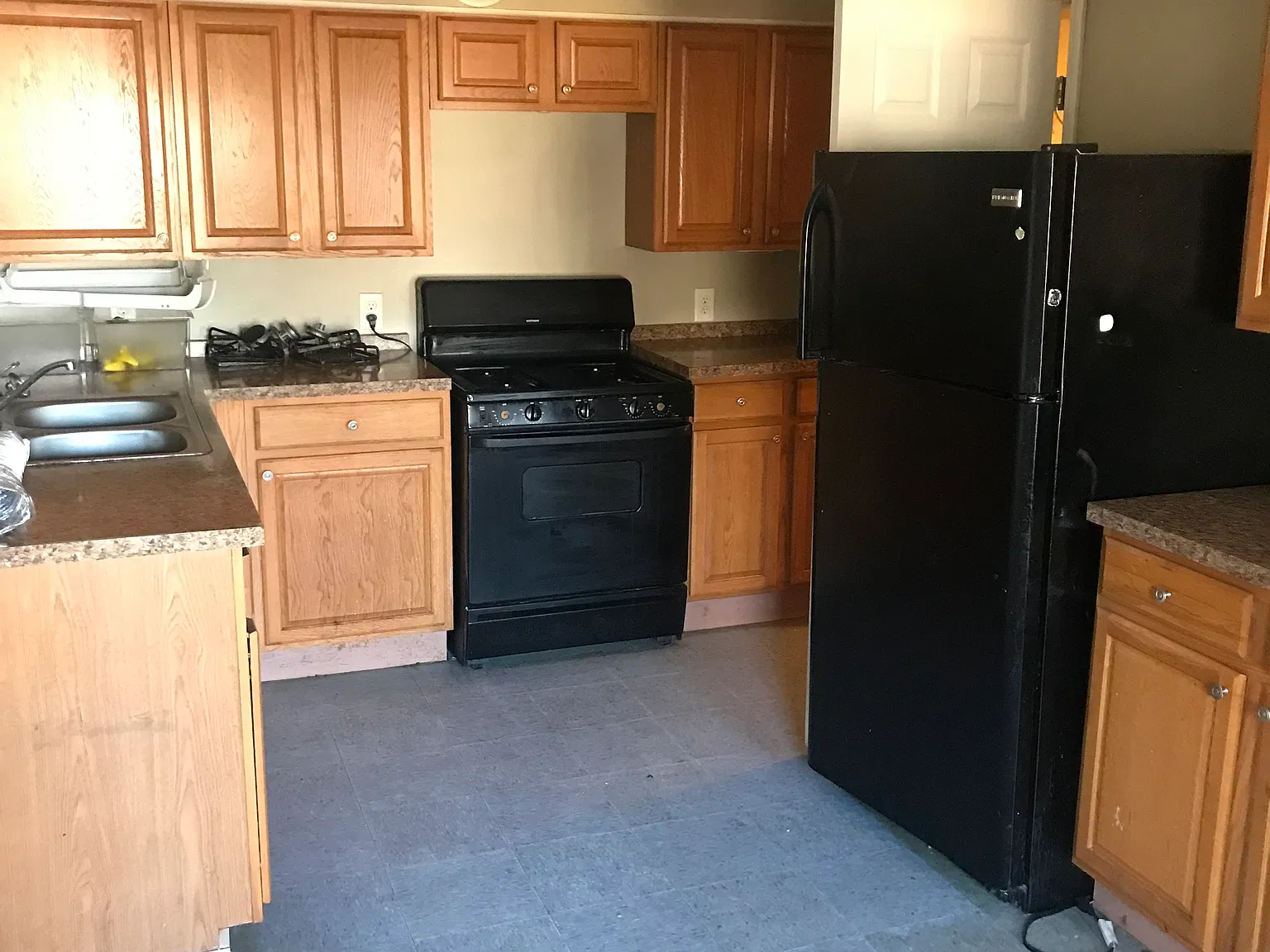 3 bed, 900 sqft, $1,300 — Photo 3