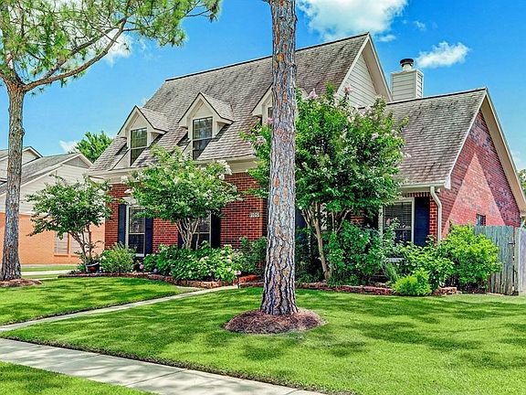 Nestled On A Quiet Street In The Beautiful Desirable Bay Knoll Subdivision.