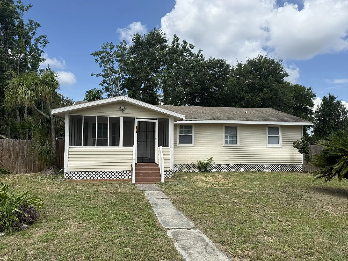 Spacious 4-bedroom, 2-bathroom home — Photo 2