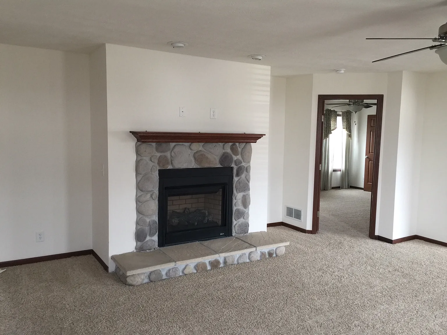 3 bed, 1456 sqft, $1,663 — Photo 3
