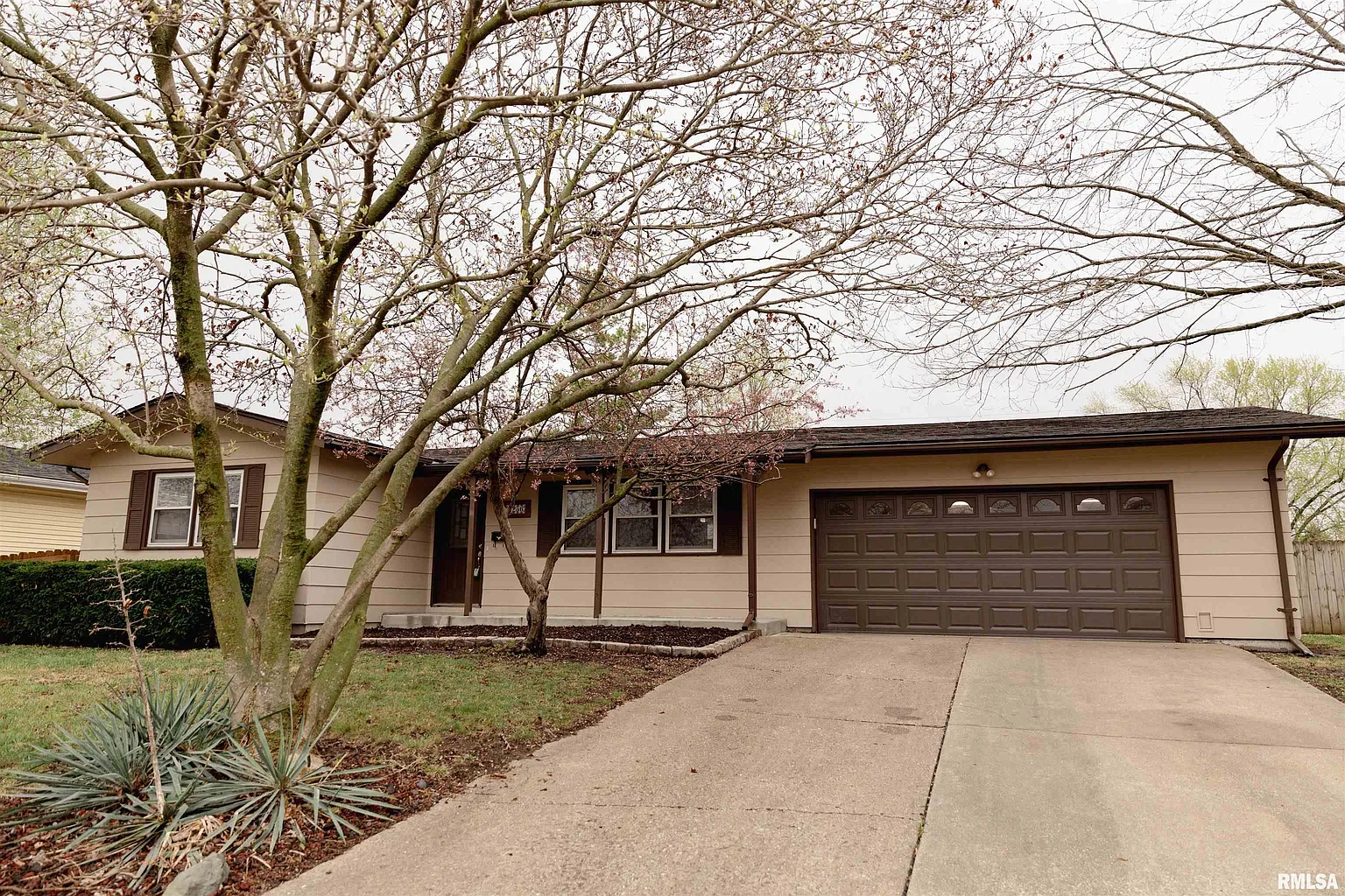 2256 E Black Ave photo 1