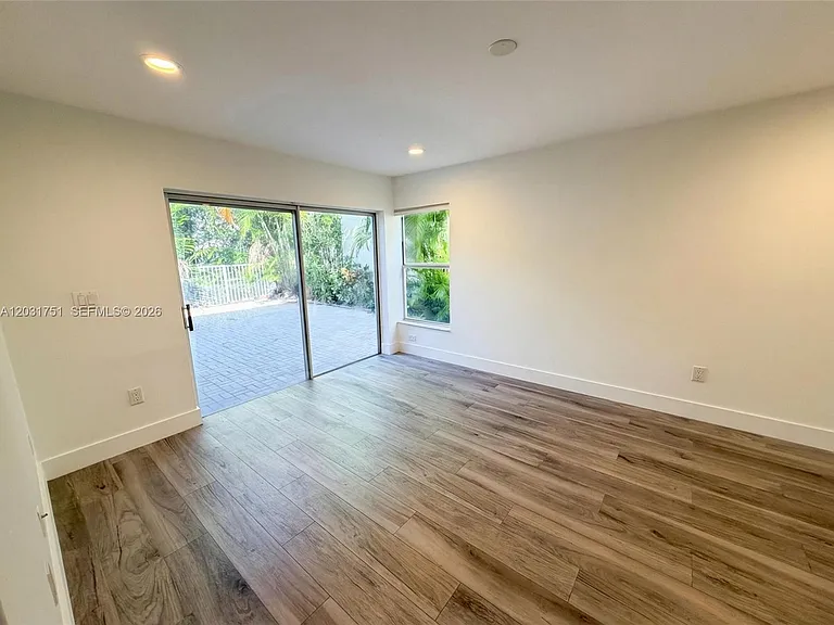1145 W Lake St — Photo 8