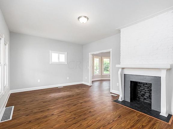 3rd image of 866 E Starr Ave