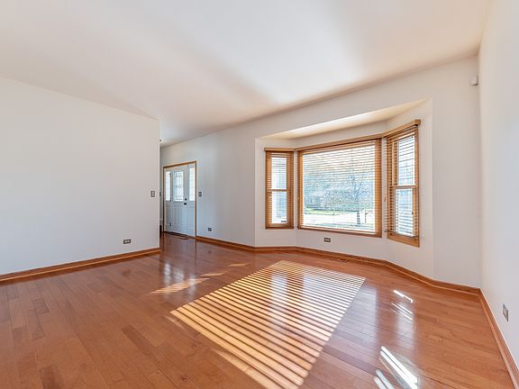 2nd image of 320 W Devon Ave