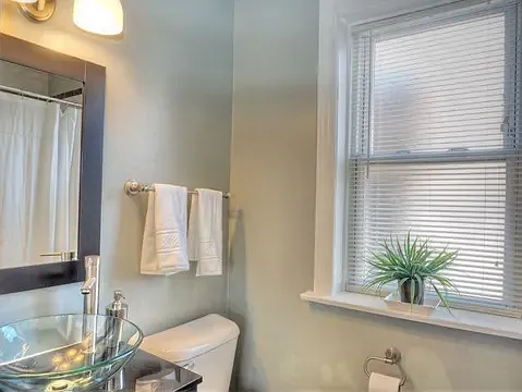 Bathroom #2 (full bathroom)