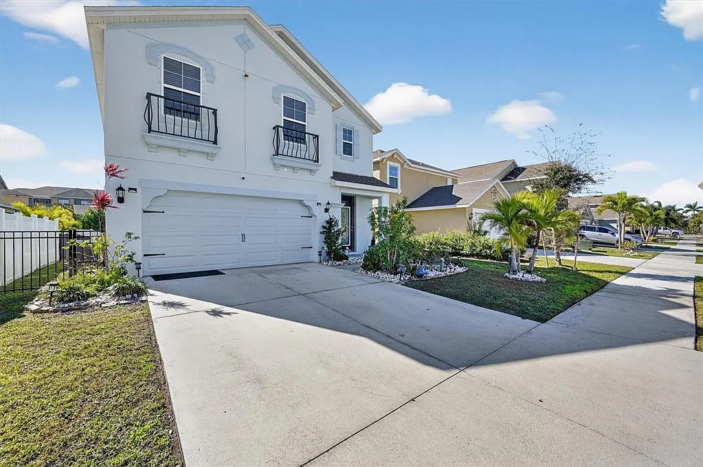 5 bed, 3.0 bath, 2520 sqft, $2,850 — Photo 1