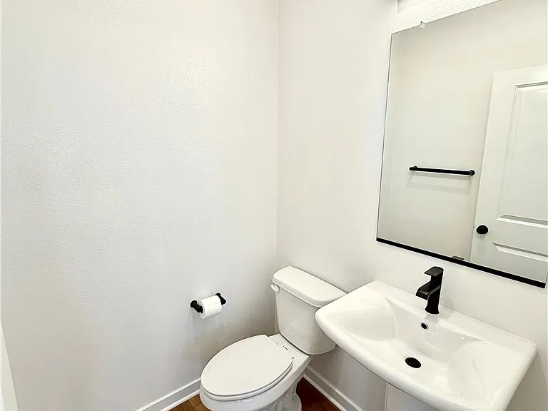 135 Evergreen — Photo 11