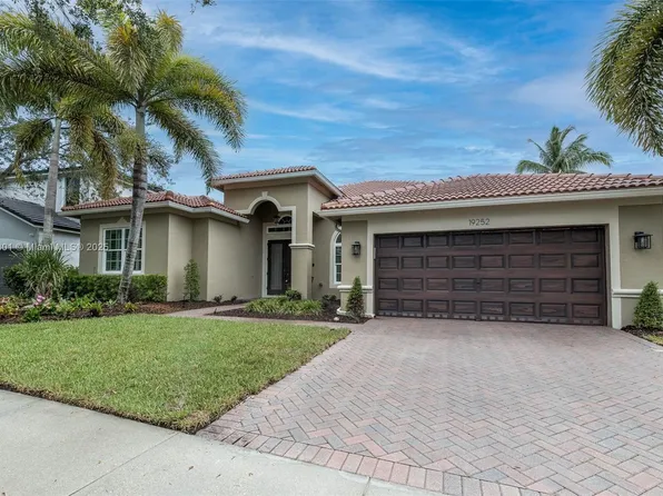 19252 N Hibiscus St, Weston, FL 33332