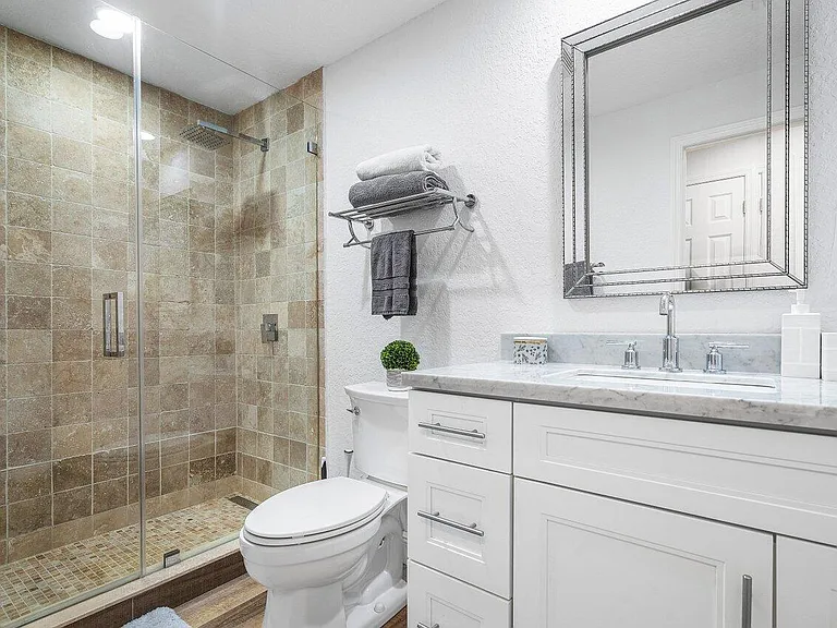 671 Lindell Blvd — Photo 33