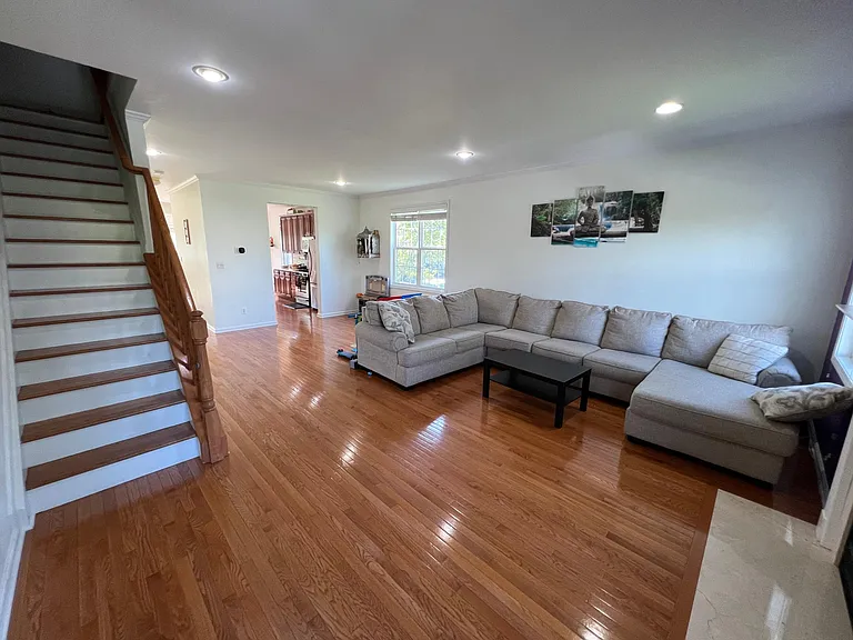 555 Coventry Dr — Photo 17