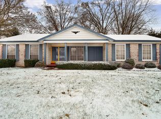 1415 Burnside Ct, Florissant, MO 63031