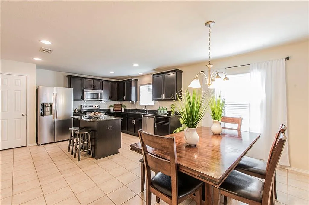 3 bed, 1948 sqft, $2,075 — Photo 4