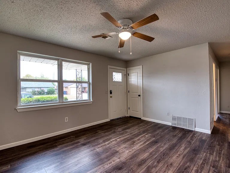 2828 SW 83rd St — Photo 5