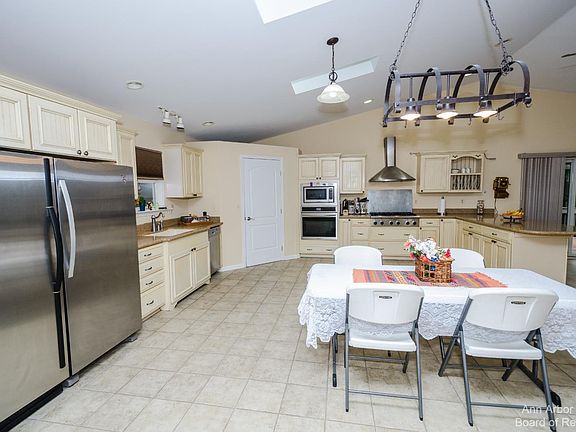 5th image of 547 Oakdale Dr