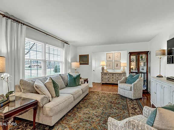 2nd image of 9313 Carlton Cir
