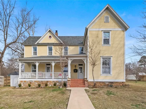 102 W Bush St, Prairie Grove, AR 72753