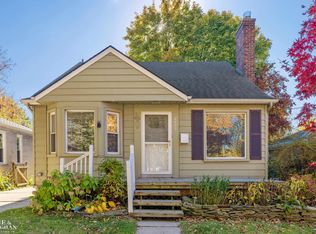 2073 Hampton Rd, Grosse Pointe Woods, MI 48236