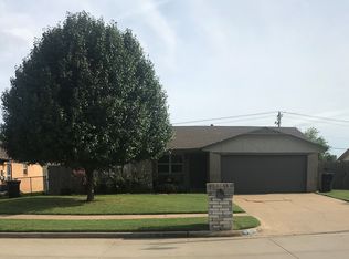 1120 SE 12th St, Moore, OK 73160