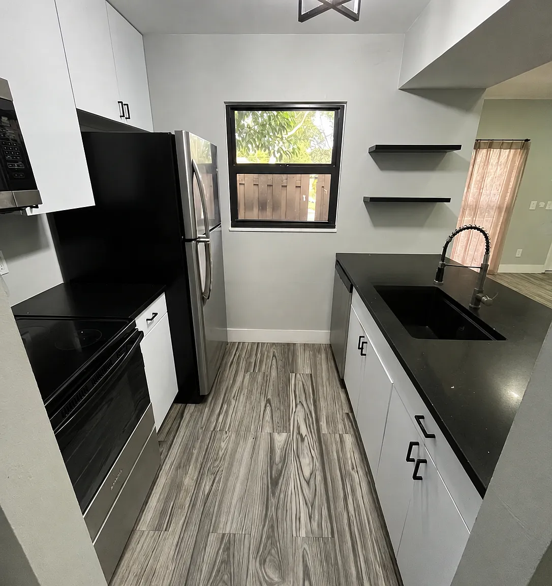 2 bed, 817 sqft, $2,600 — Photo 2