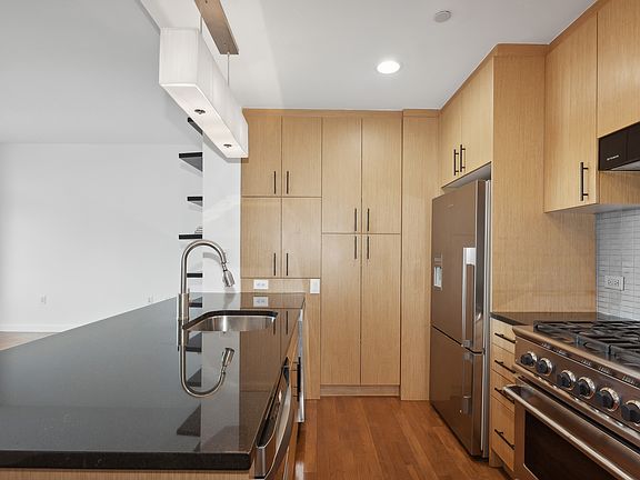 4th image of 5-49 Borden Ave #E9