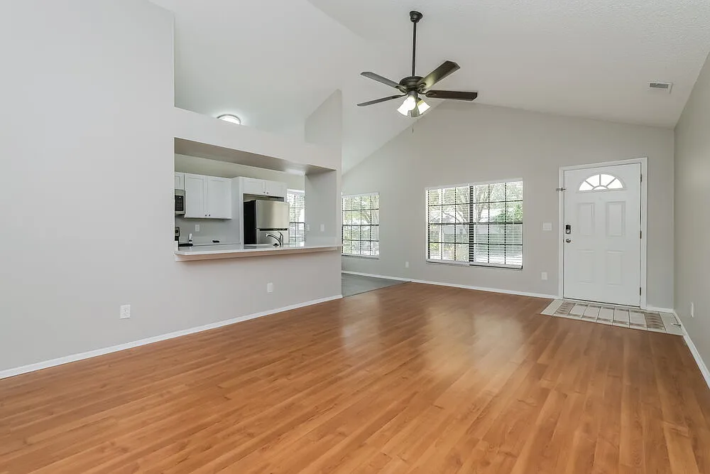 3 bed, 2.0 bath, 1066 sqft, $2,315 — Photo 3