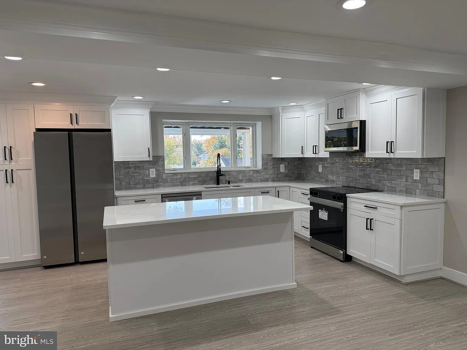 3 bed, 3.5 bath, 1760 sqft, $4,400 — Photo 2