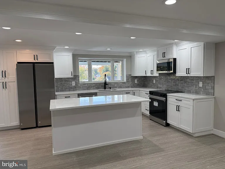 453 Walnut Dr — Photo 2