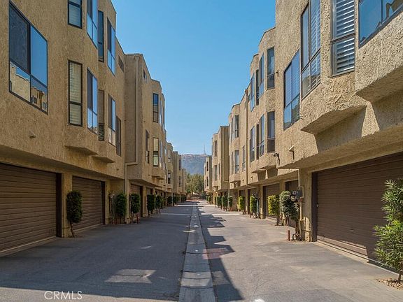 3rd image of 984 W Riverside Dr