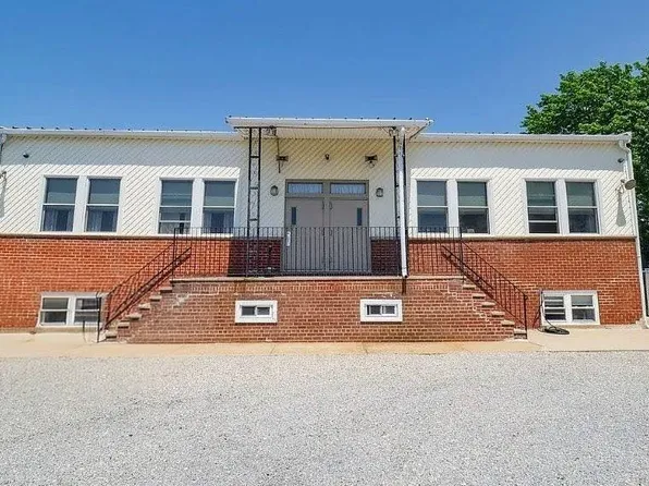 1 Merit Court image 2 of 7