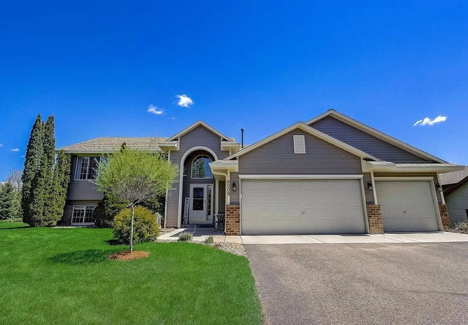 5 bed, 3.0 bath, 2286 sqft, $2,975 — Photo 1